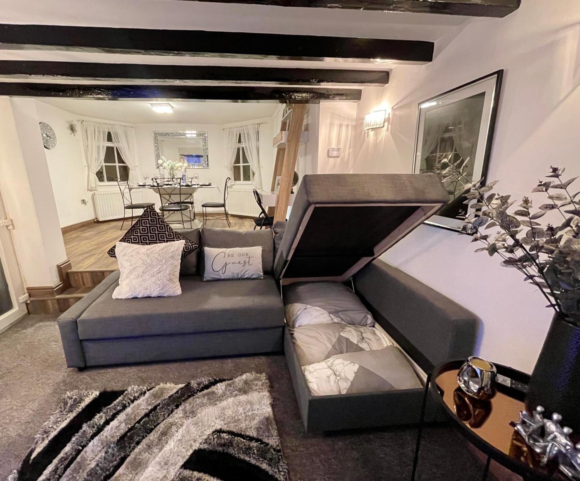 Tollgate House - Luxury Cozy Cottage - Huge Hot Tub - Alton Towers Cheadle  Exterior photo