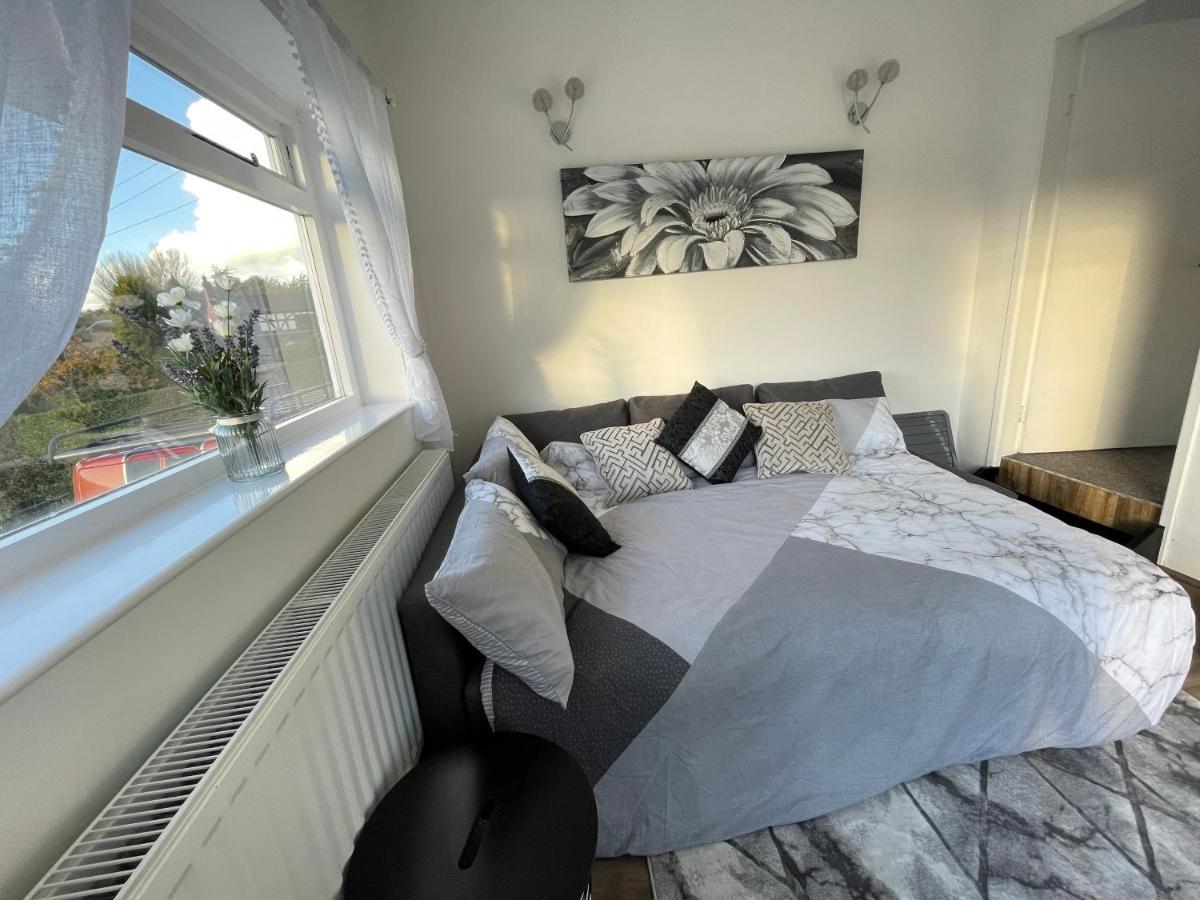 Tollgate House - Luxury Cozy Cottage - Huge Hot Tub - Alton Towers Cheadle  Exterior photo