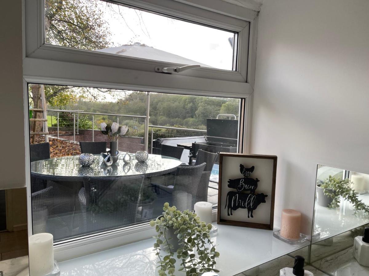 Tollgate House - Luxury Cozy Cottage - Huge Hot Tub - Alton Towers Cheadle  Exterior photo