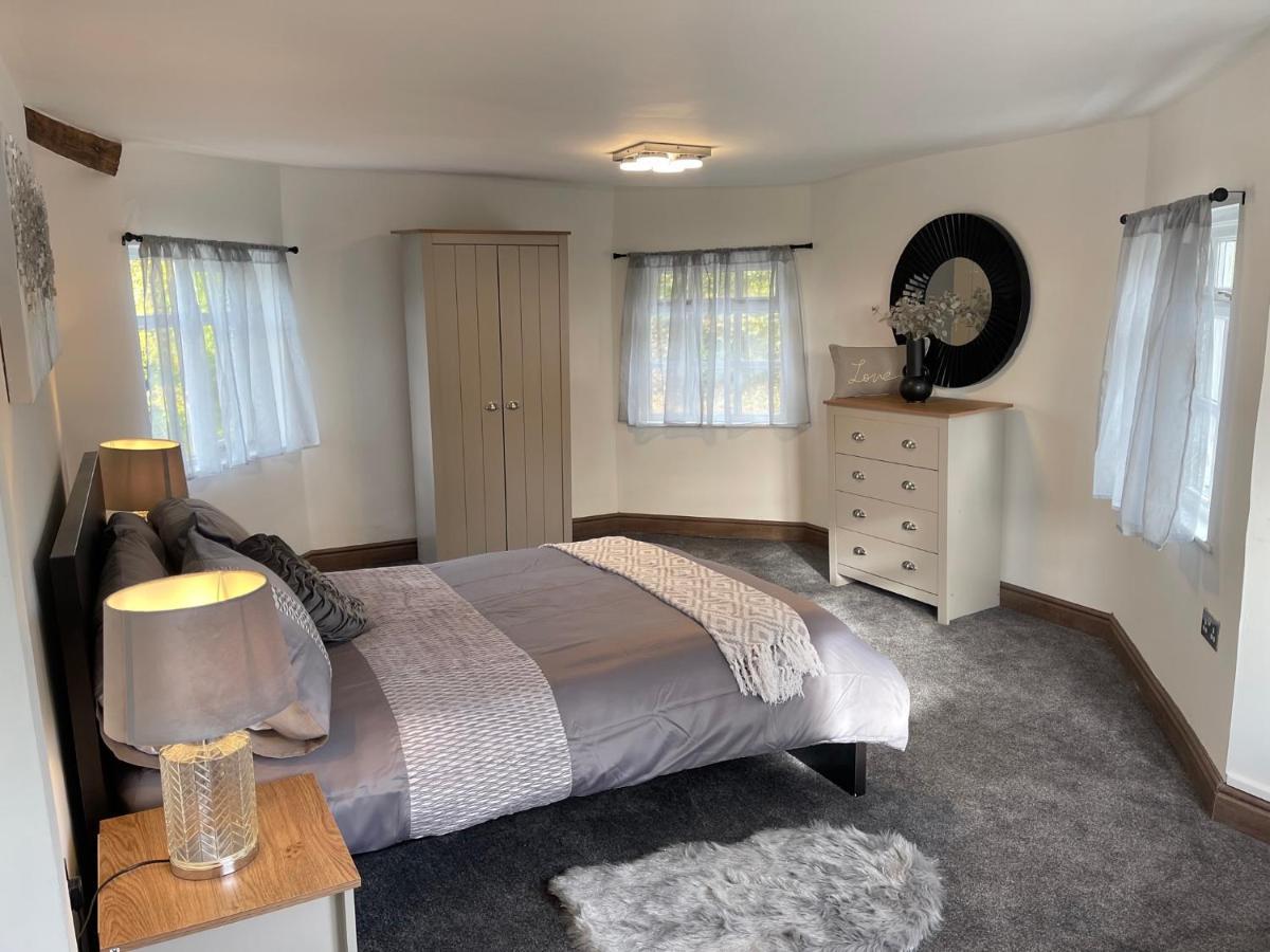 Tollgate House - Luxury Cozy Cottage - Huge Hot Tub - Alton Towers Cheadle  Exterior photo