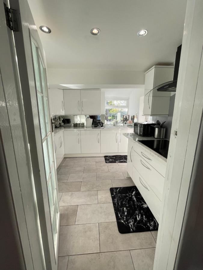 Tollgate House - Luxury Cozy Cottage - Huge Hot Tub - Alton Towers Cheadle  Exterior photo
